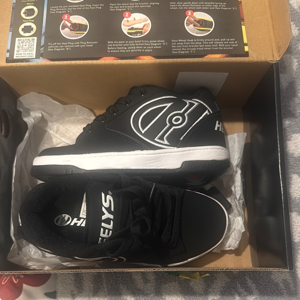 Heelys Black and White Sneakers with Low-Top Design